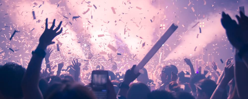 feestende mensen