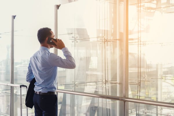 Man telefoneert bij raam