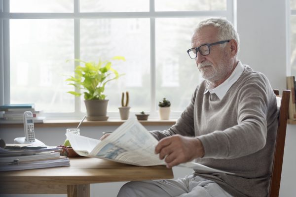 Oude man leest krant