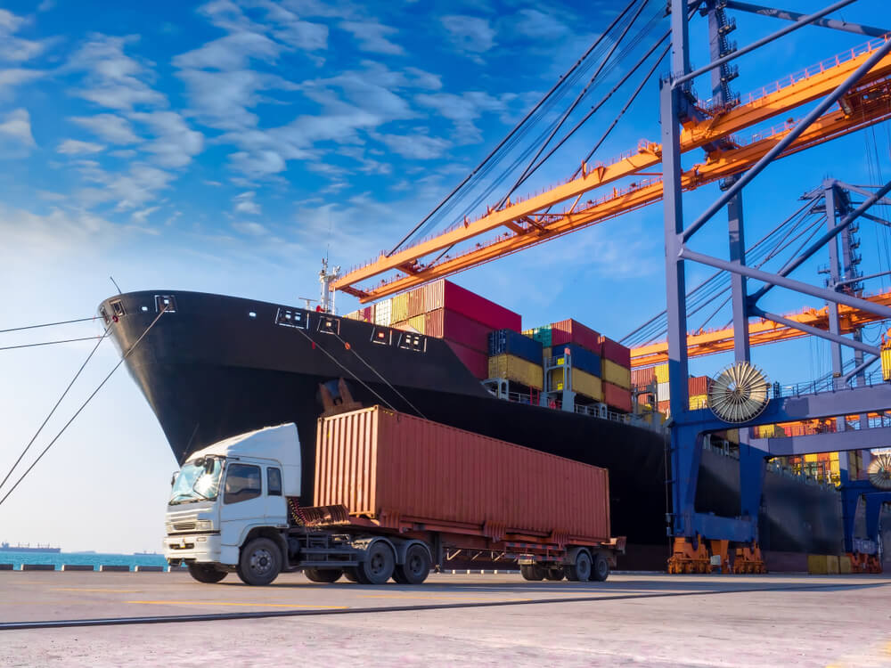 Containers aan het laden op boot