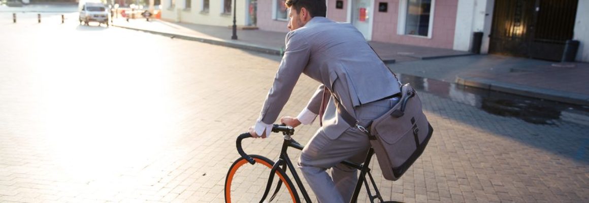 man in pak op de fiets