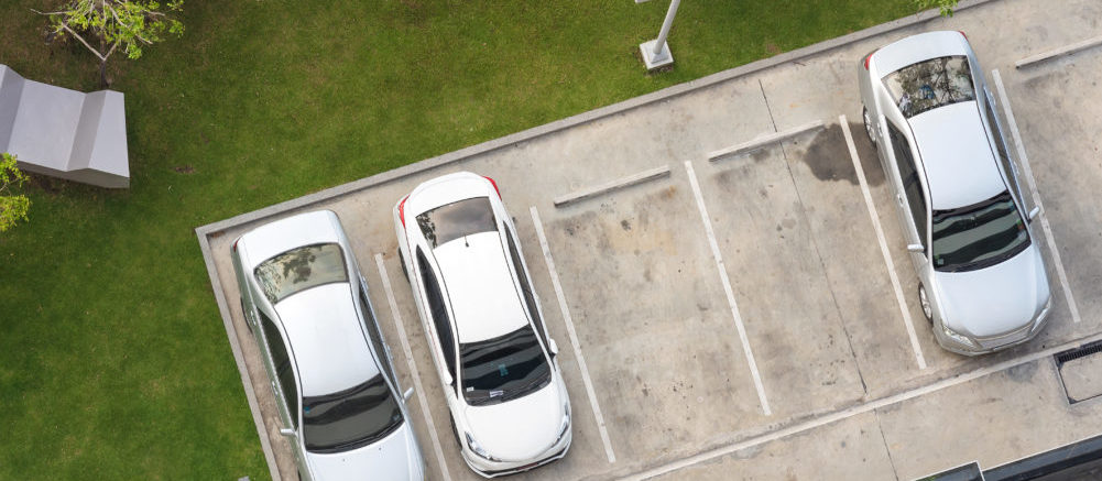 Het verhuren van een appartement met een daarbij horende parkeerplaats vormt een vrijgestelde dienst