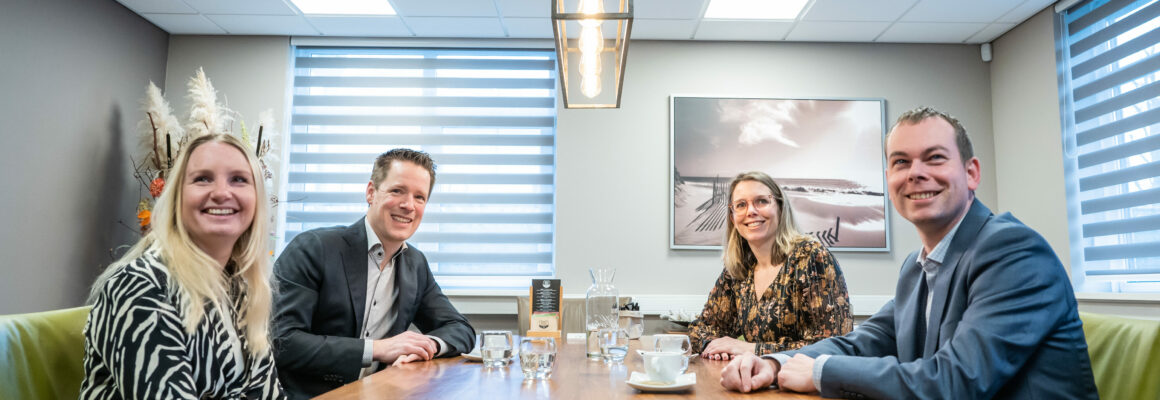 Ymke, Thijs, Lenny en Bart lachend aan tafel