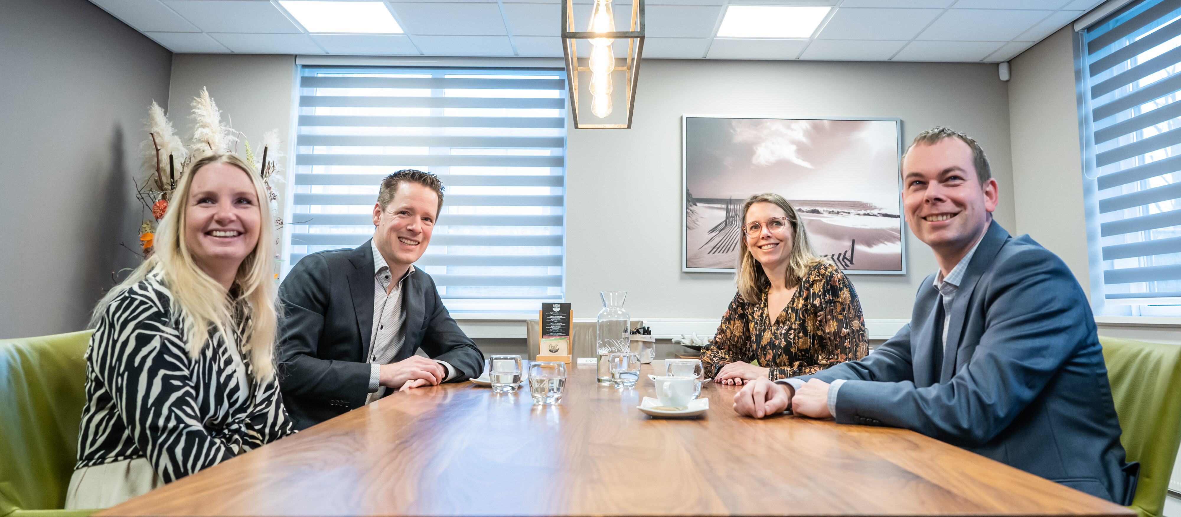 Ymke, Thijs, Lenny en Bart lachend aan tafel