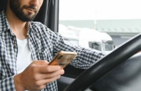 België legt rijverbod op bij gebruik mobieltjes achter het stuur