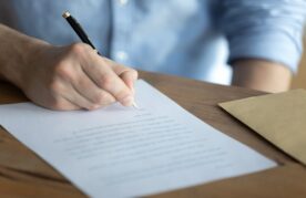 persoon die brief schrijft