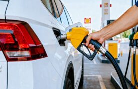 Door de aanhoudend hoge brandstofprijzen zoeken veel werkgevers naar manieren om hun medewerkers tegemoet te komen in de stijgende reiskosten. Een tijdelijke extra reiskostenvergoeding lijkt een logische en sympathieke oplossing.